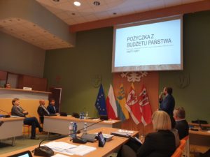 Starosta Kluczborski Mirosław Birecki przedstawia informację nt. pożyczki z budżetu państwa
