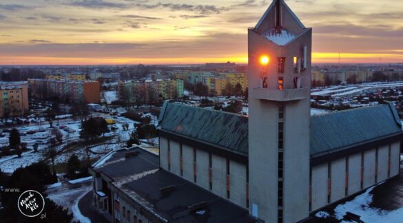 Zachód słońca, wieża kościoła NSPJ w Kluczborku